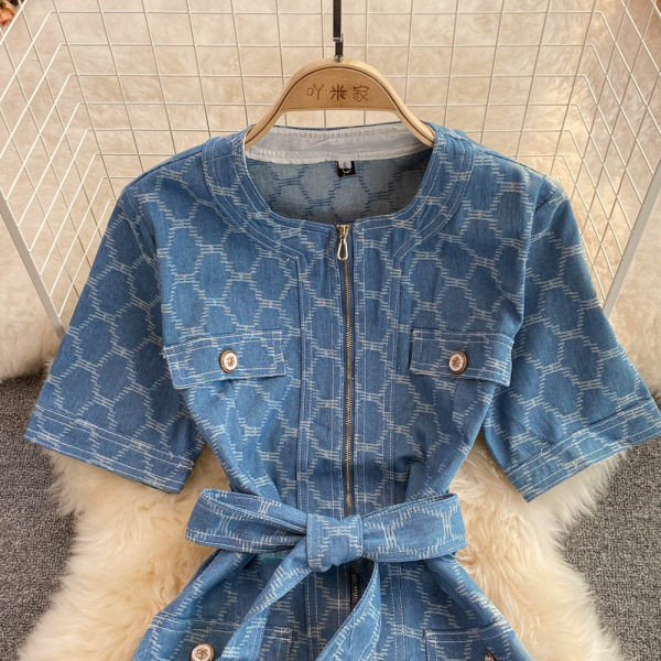 Naiste kleit luku ja vööga