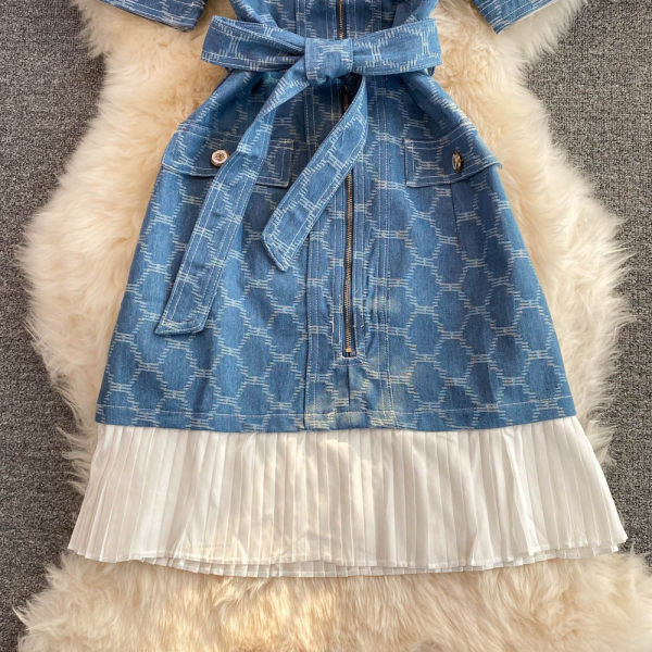 Naiste kleit luku ja vööga