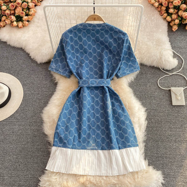 Naiste kleit luku ja vööga