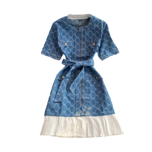 Naiste kleit luku ja vööga