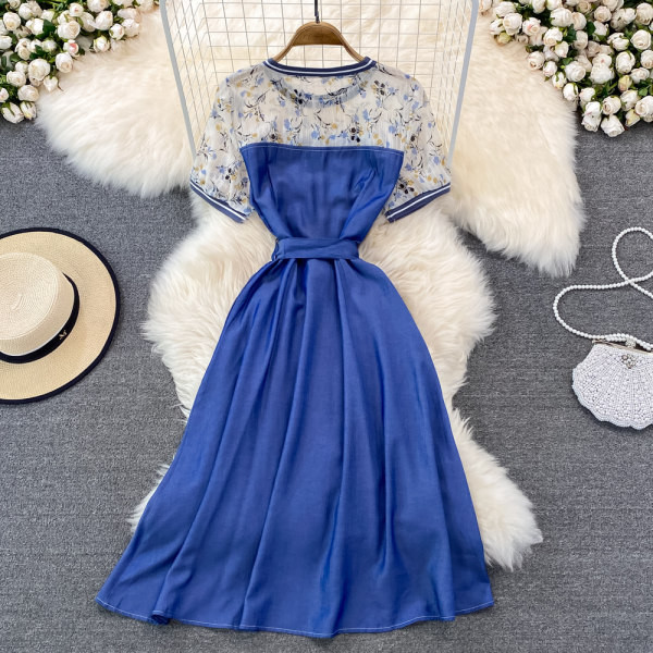 Pikk naiste kleit lühikeste varrukate ja tikanditega