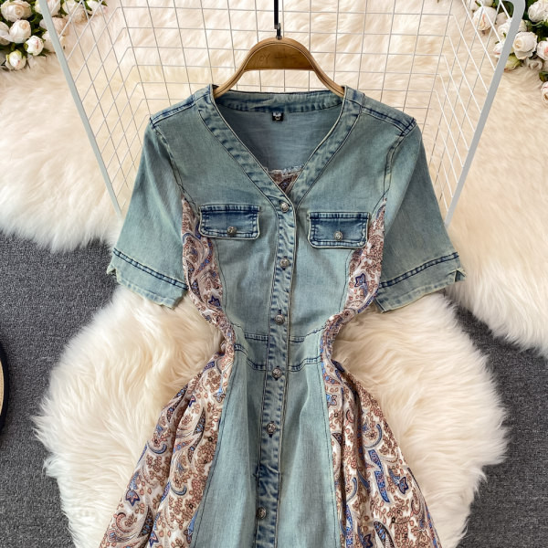 Pikk vabaaja kleit spitsikaelusega