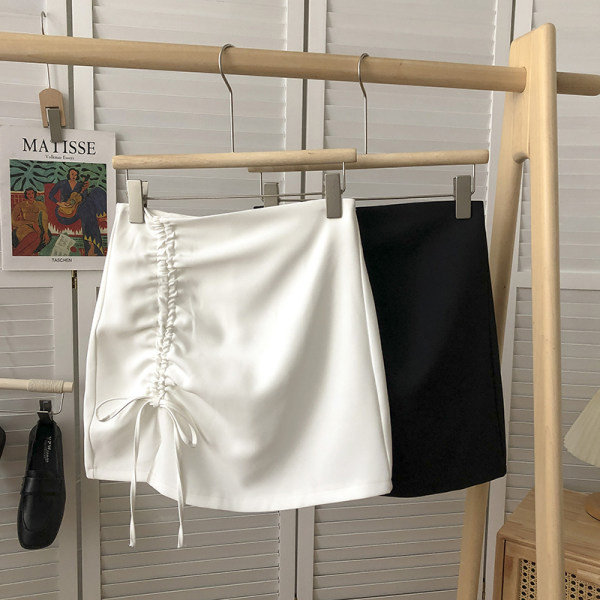 Moodne naiste kleit lühikeste modelllipsudega