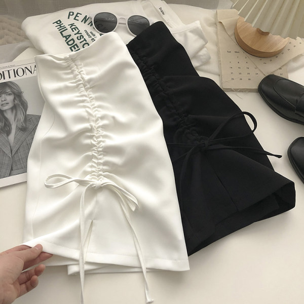 Moodne naiste kleit lühikeste modelllipsudega