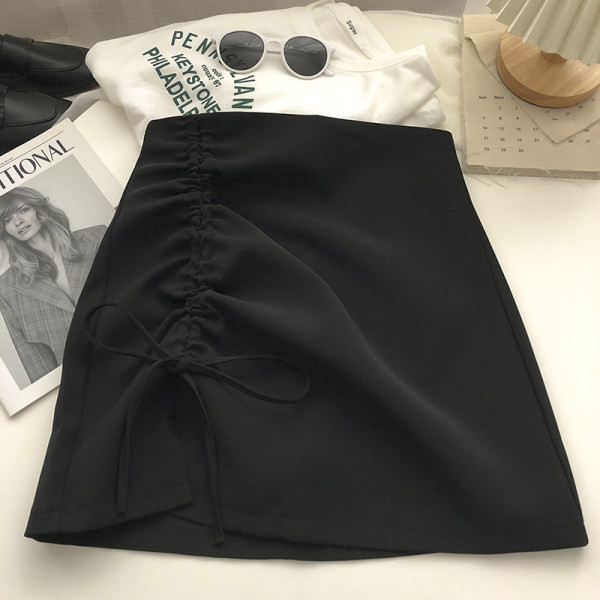 Moodne naiste kleit lühikeste modelllipsudega