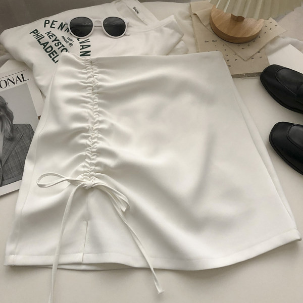 Moodne naiste kleit lühikeste modelllipsudega