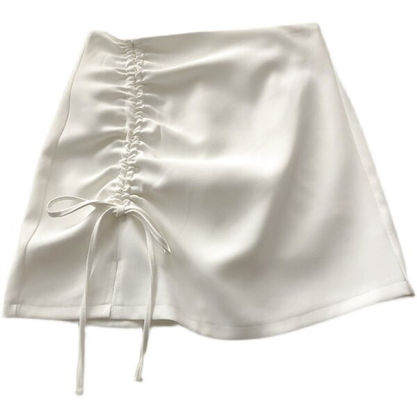 Moodne naiste kleit lühikeste modelllipsudega