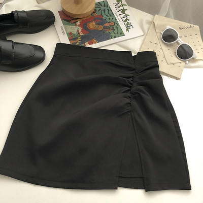 Naiste seelik volditud osa ja kõrge vöökohaga