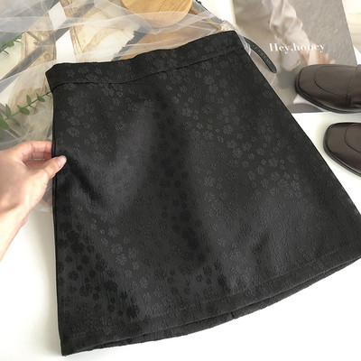 Lühike liibuv, läikiva efektiga seelik