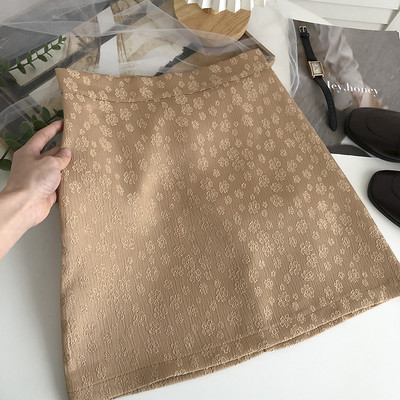 Lühike liibuv, läikiva efektiga seelik