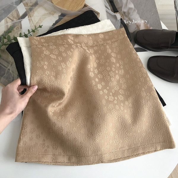 Lühike liibuv, läikiva efektiga seelik