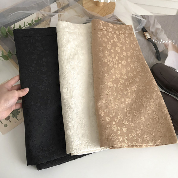 Lühike liibuv, läikiva efektiga seelik