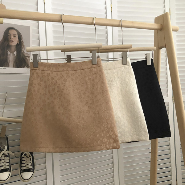 Lühike liibuv, läikiva efektiga seelik