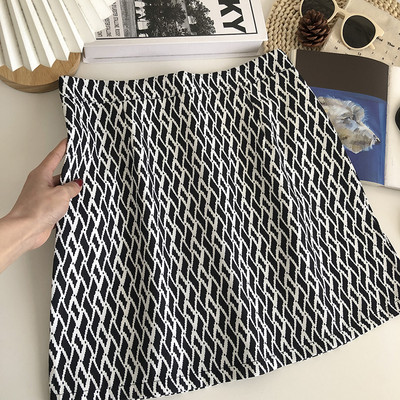 Lühike värvilise mustriga vabaaja seelik