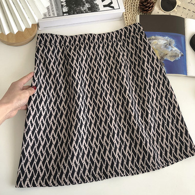 Lühike värvilise mustriga vabaaja seelik