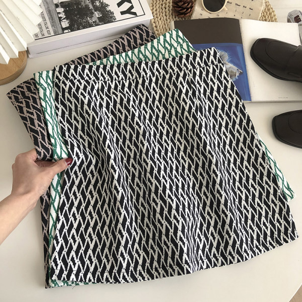 Lühike värvilise mustriga vabaaja seelik