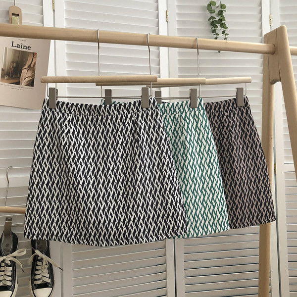 Lühike värvilise mustriga vabaaja seelik