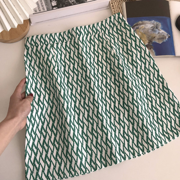 Lühike värvilise mustriga vabaaja seelik