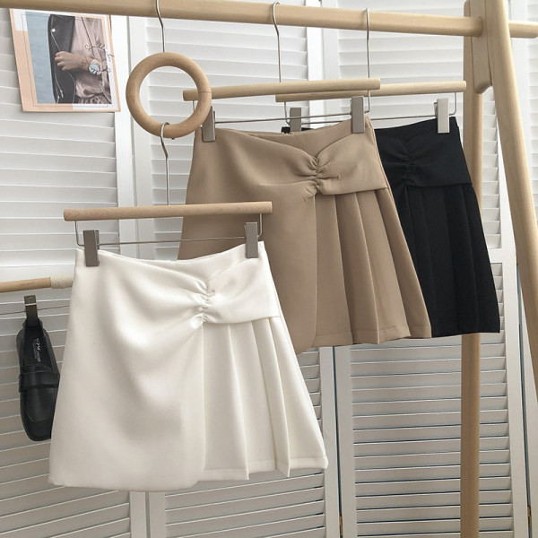 Lühike plisseeritud osaga naiste seelik