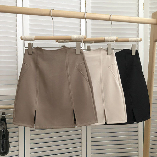 Moodne kõrge vöökoha ja lõhikutega naiste seelik