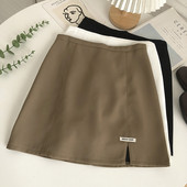 Lühike lõhikuga naiste seelik