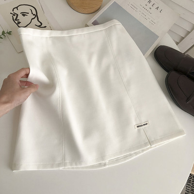 Lühike lõhikuga naiste seelik