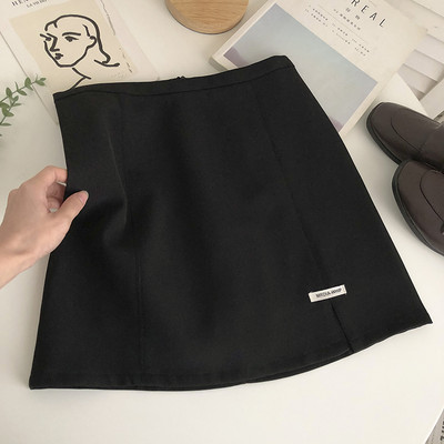 Lühike lõhikuga naiste seelik