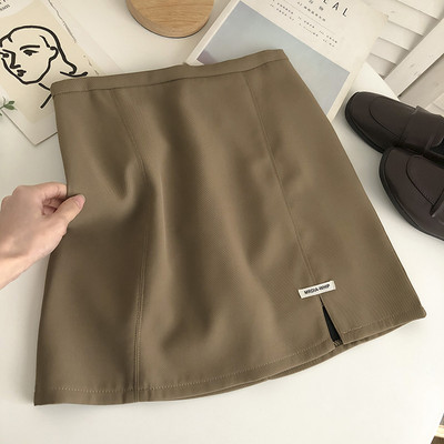 Lühike lõhikuga naiste seelik