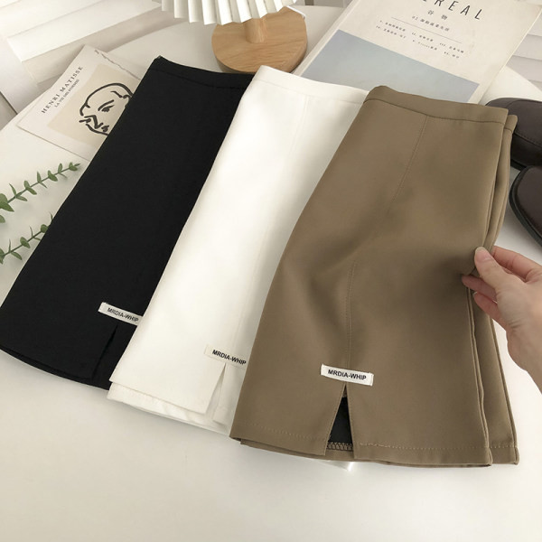 Lühike lõhikuga naiste seelik