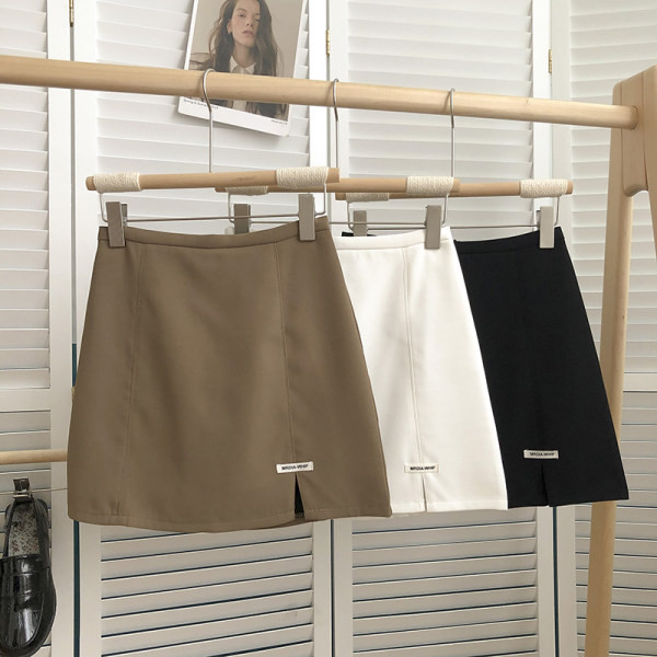 Lühike lõhikuga naiste seelik