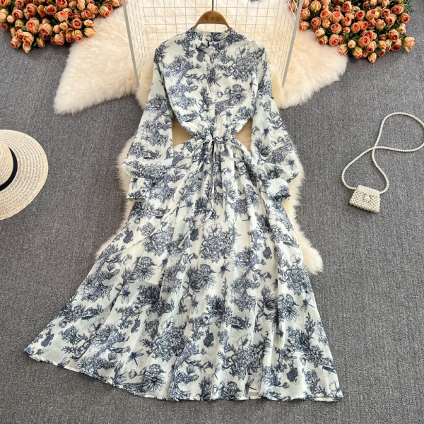 Naiste kevadkleit vöökoha ja nööpkinnitusega