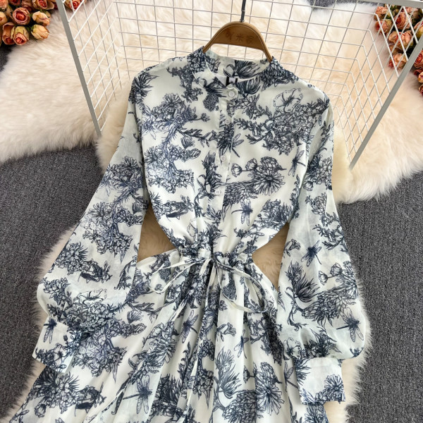 Naiste kevadkleit vöökoha ja nööpkinnitusega