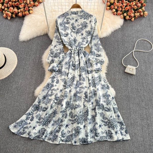 Naiste kevadkleit vöökoha ja nööpkinnitusega