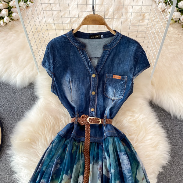 Naiste moodne kleit sinise vööga