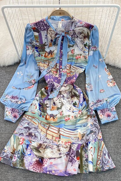 Värvilise mustri ja paelaga naiste kleit