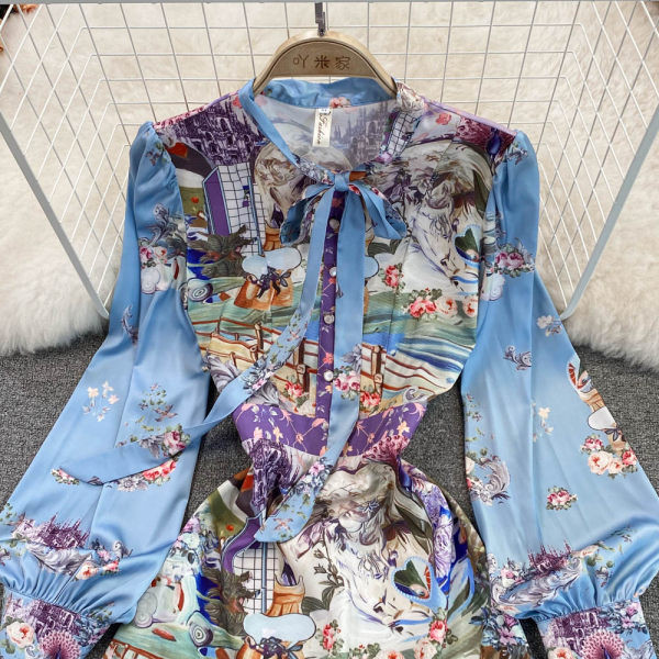 Värvilise mustri ja paelaga naiste kleit