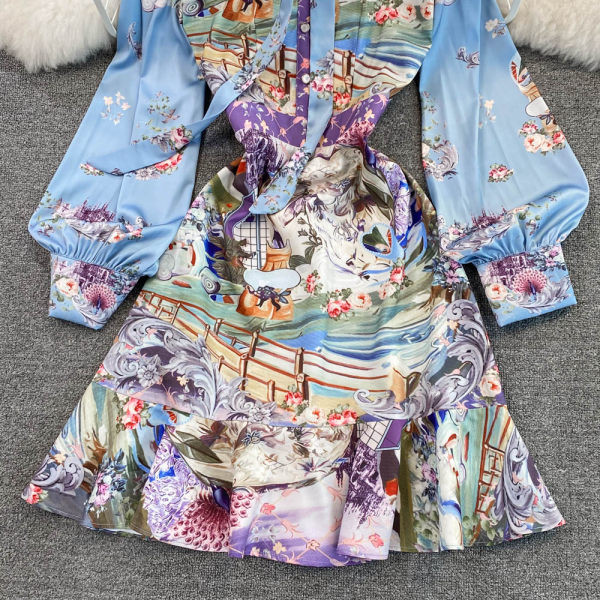 Värvilise mustri ja paelaga naiste kleit