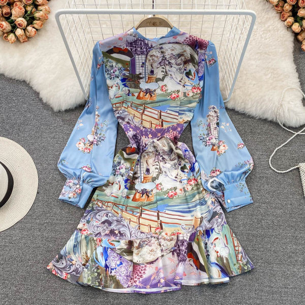 Värvilise mustri ja paelaga naiste kleit