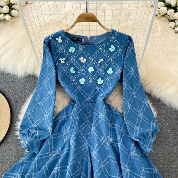 Naiste lõikega dekoratiivkividega kleit