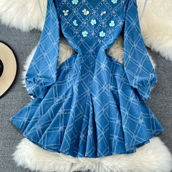 Naiste lõikega dekoratiivkividega kleit