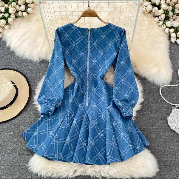 Naiste lõikega dekoratiivkividega kleit