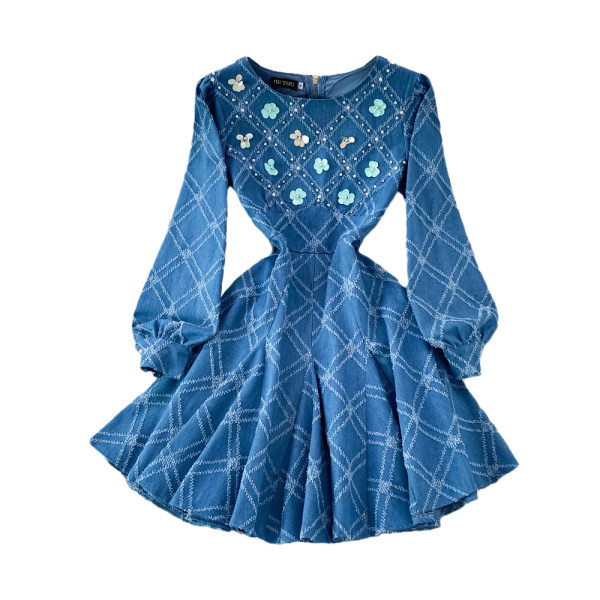 Naiste lõikega dekoratiivkividega kleit