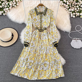 Naiste pikk värviline kleit klassikalise krae ja nööpidega