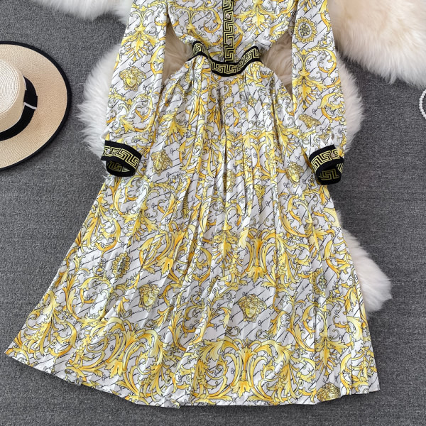 Naiste pikk värviline kleit klassikalise krae ja nööpidega