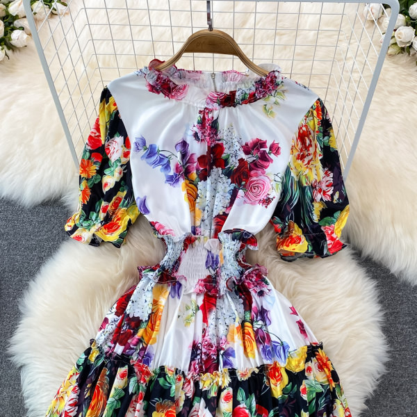 Lokkide ja lillemustriga suvekleit