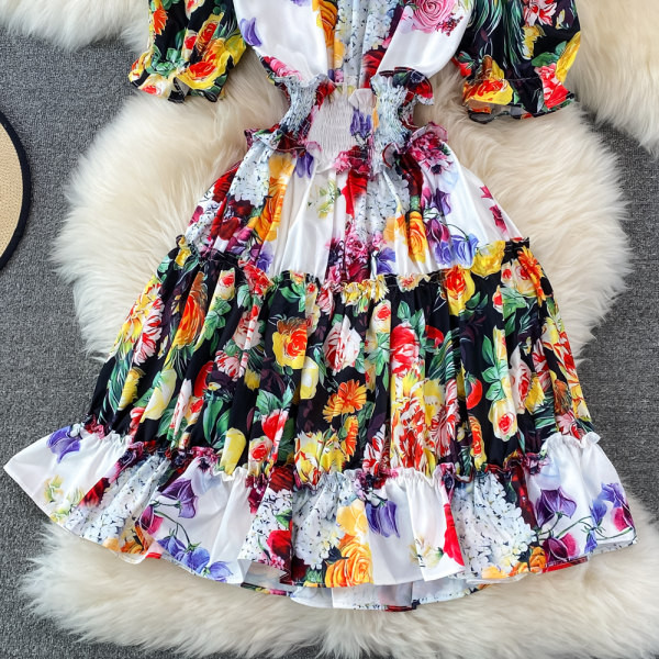 Lokkide ja lillemustriga suvekleit