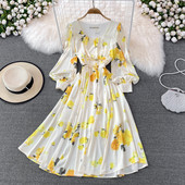 Väljalõigatud lillemustriga kevadkleit