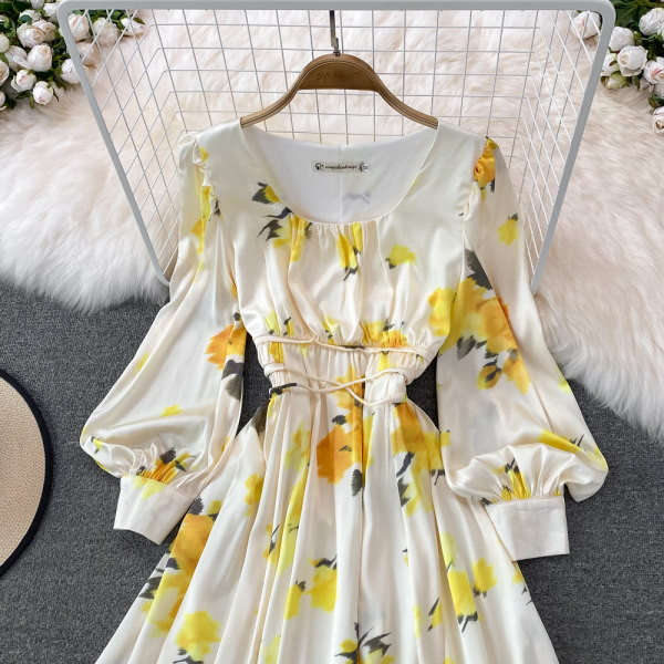 Väljalõigatud lillemustriga kevadkleit