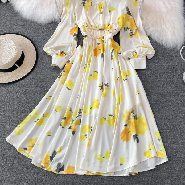 Väljalõigatud lillemustriga kevadkleit