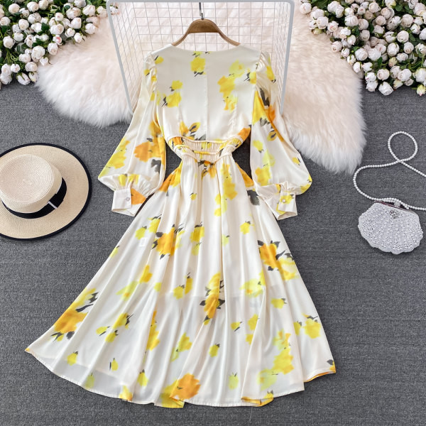 Väljalõigatud lillemustriga kevadkleit